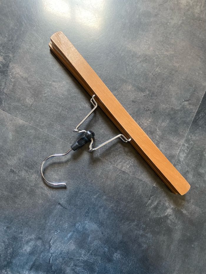 6 cintres pinces en bois - photo numéro 3