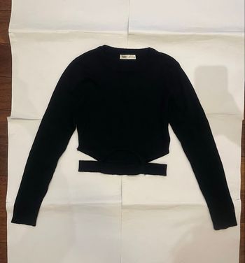 Pull manches longues crop ouverture au niveau du ventre noir pull&bear taille L