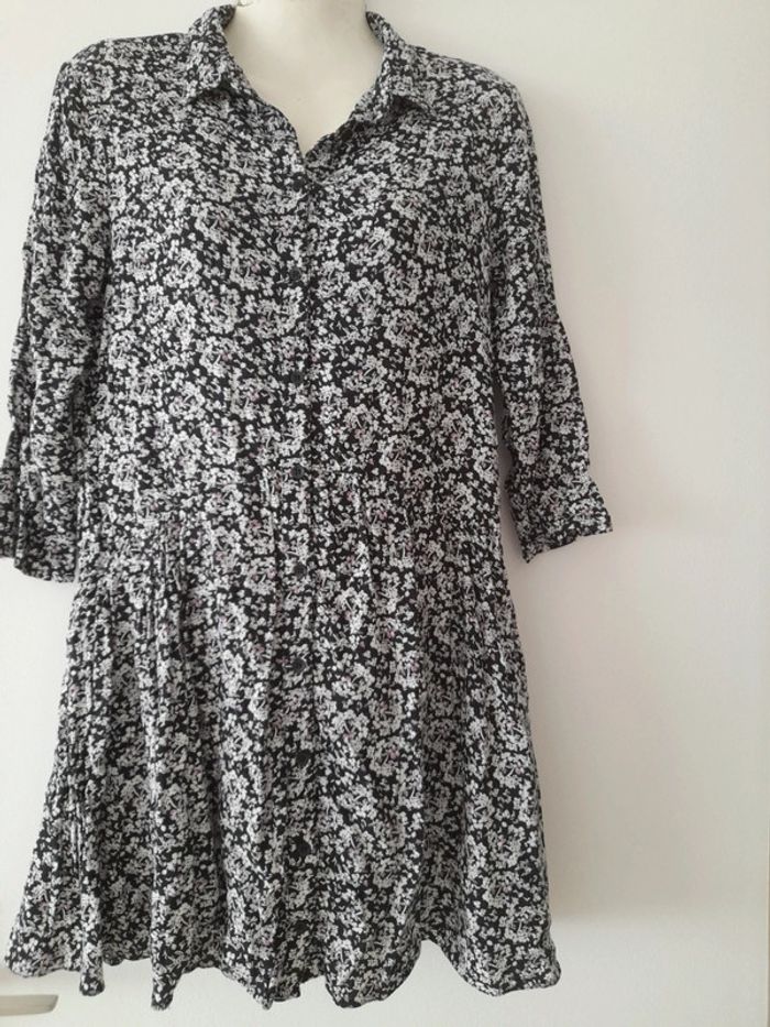 Robe courte avec volant en bas.