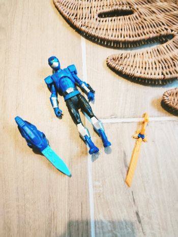 🙅 Power rangers beast morphers figurine du ranger bleu avec son épée spinner et sa clé