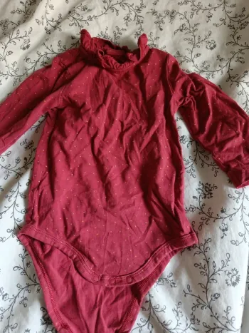 1 body rouge à col pois dorés Vertbaudet 67cm