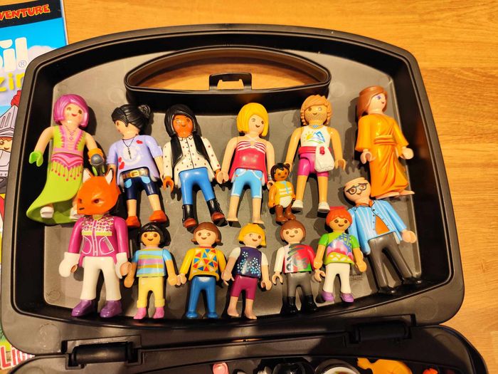 Lot figurines , accessoires et magasines Playmobil , très bon état - photo numéro 7