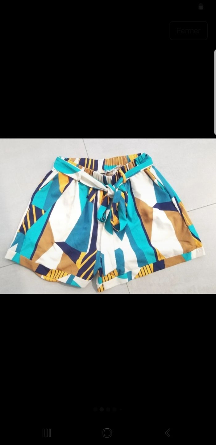 Short coloré taille haute et élastique