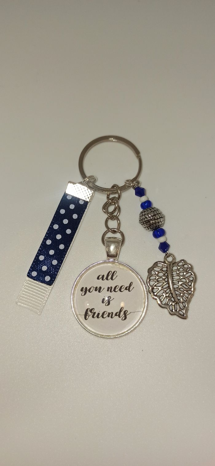 Porte clé message bijoux de sac " All you Need i's friends"