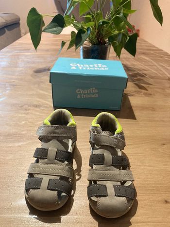 Jolies sandales grises Charlie & friends taille 26