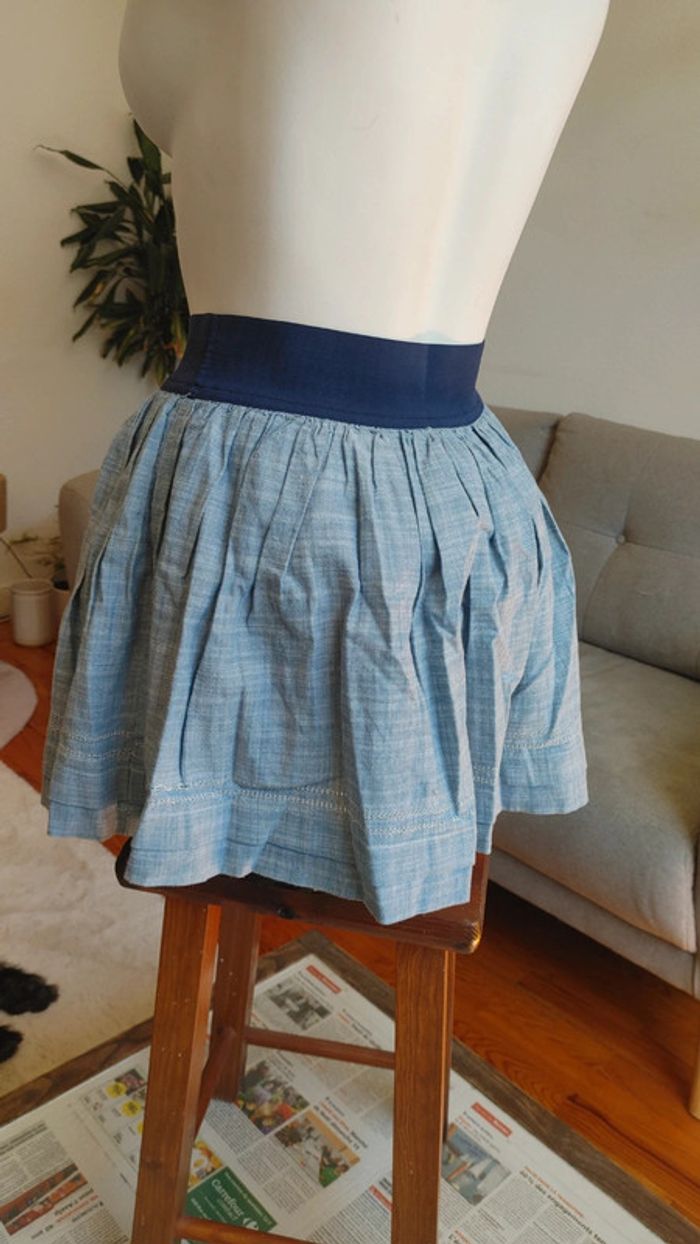 Mini-jupe stylée bouffant avec des volants logo brodé - photo numéro 3