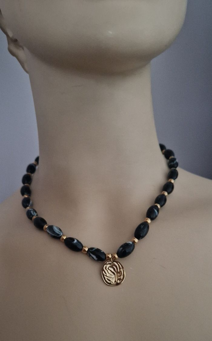 Collier en perles noires et pendentif - NEUF