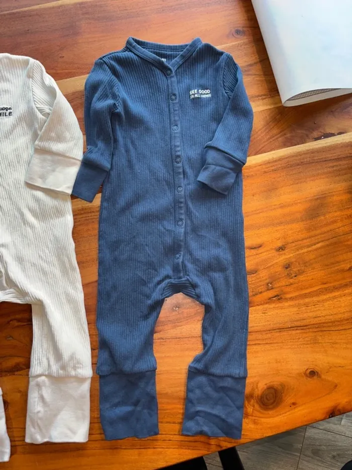 Lot pyjamas 12mois - photo numéro 2