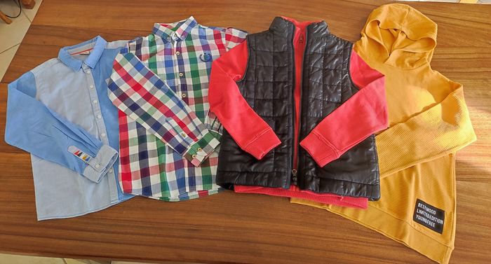 Lot de 5 vêtements garçon taille 10 ans 
1 chemise tape à l'oeil très bon état 
1 chemise El flamenco très bon état 
1 gilet Okaïdi très bon état 
1 veste sans manches Okaïdi neuf 
1 sweat Kiabi neuf