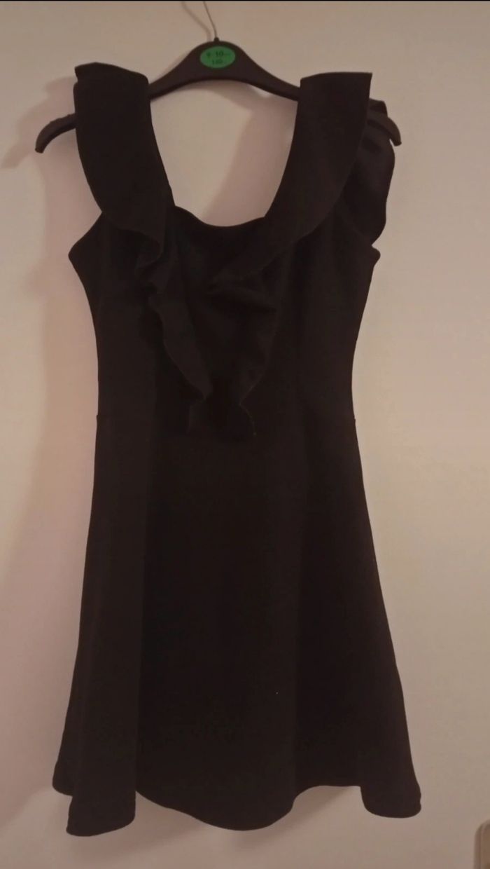 Robe noir avec froufrous