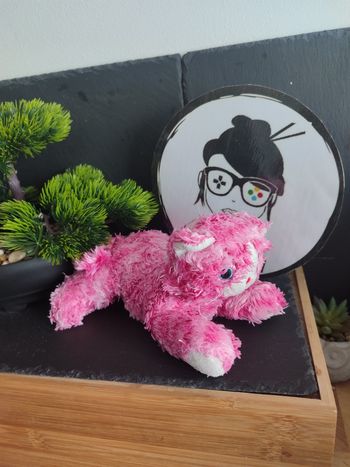 peluche doudou chat couché rose tigré blanc bleu sandy rouge Poils DD003571