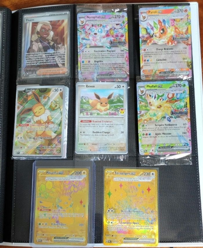 Collection cartes Pokemon ( 229 cartes sans doubles!) EV08.5 Évolution Prismatique - Lot classeur évoli + Pikachu gold 179 + Terapagos gold 180 + Full art (x7) + Promo Evoli ETB + Pokemon day +  10  pokeball + Evolition ex Stamp (X3) + ex + co/revers - photo numéro 3