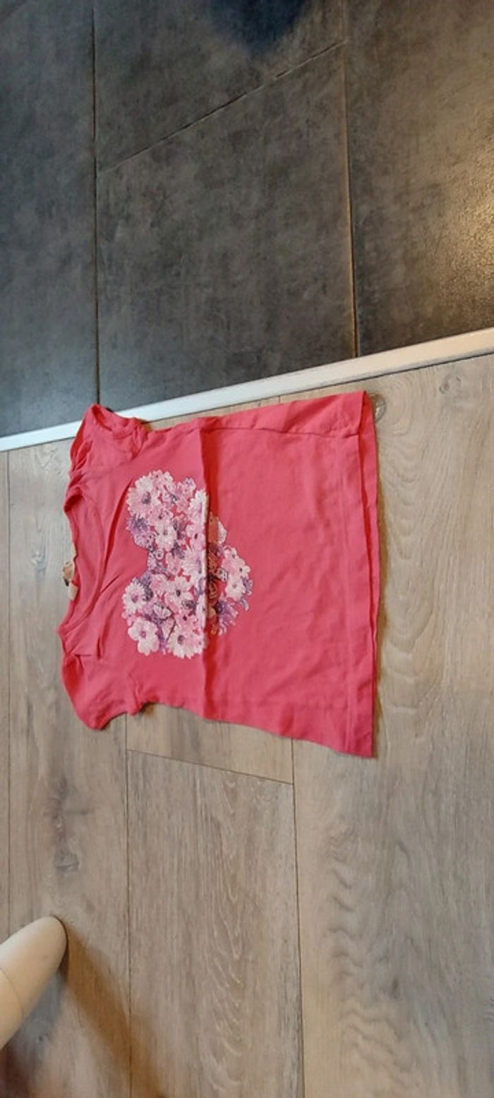 T shirt rose fushia, manches courtes, avec fleurs, H&M, taille 2/4 ans, peu mis