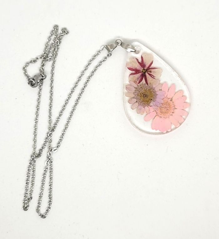 Bijoux création collier fleurs séchées roses