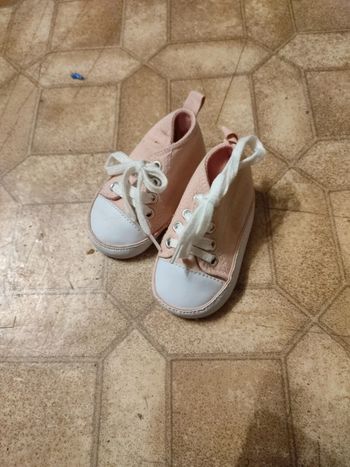 Petites chaussures 6/9 mois