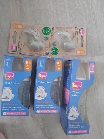 Lot des biberons et sucette
