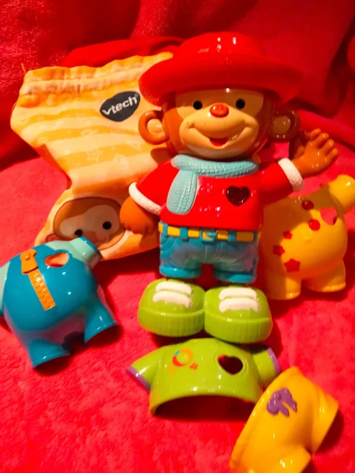 Singe Noé apprend à s'habiller