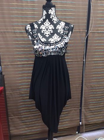 Top noir asymétrique/perles noires/pastilles argentées (n°24)