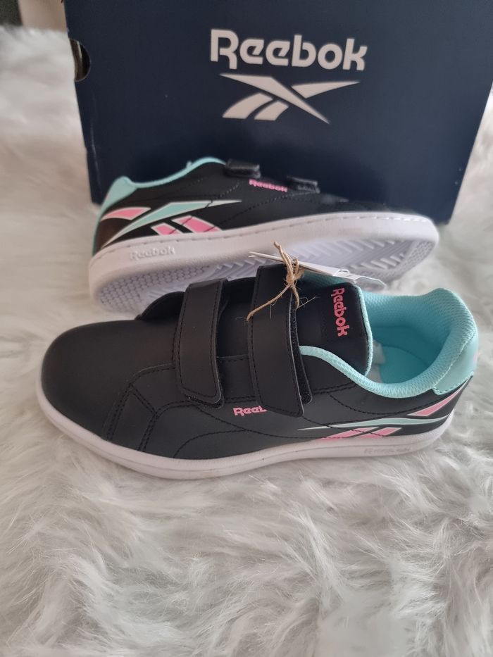 NEUVES (non portées) 🏷😍🥰🤩👍👌Superbes baskets Reebok pointure 33 fille (ferme)💜💜💜💜💜 - photo numéro 2