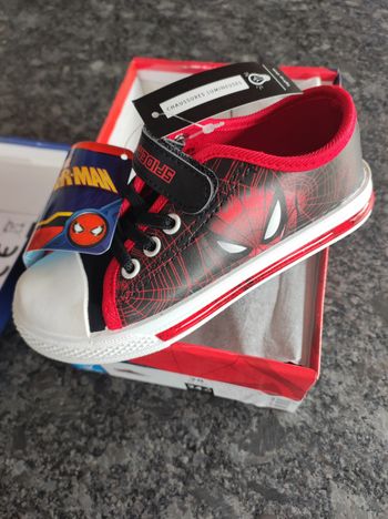 Chaussures baskets sneakers Marvel Spiderman lumineuse taille 28 neuves 