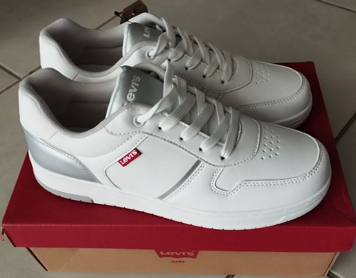 Baskets Levi's neuves pour garçon, jamais portées, pointure 37