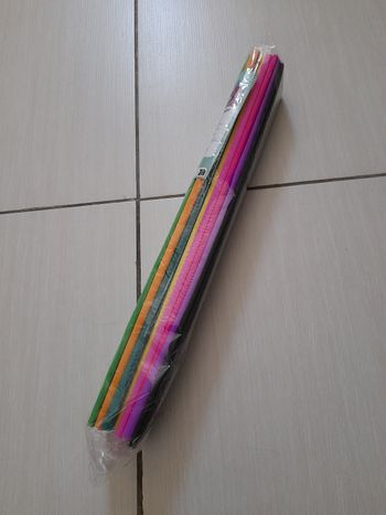 Papiers crépon 
Le vert clair, noir, violet, vert canard et jaune ont un peu été utilisés
Autres couleurs neufs