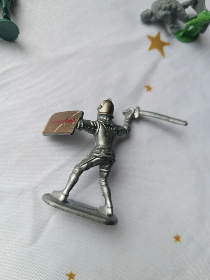 Petit soldat soldier chevalier knight 1995 lm Disney épée fusil argenté silver vert green gris grey - photo numéro 10