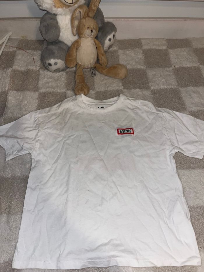 T-shirt blanc, avec des motifs sur le dos - photo numéro 2