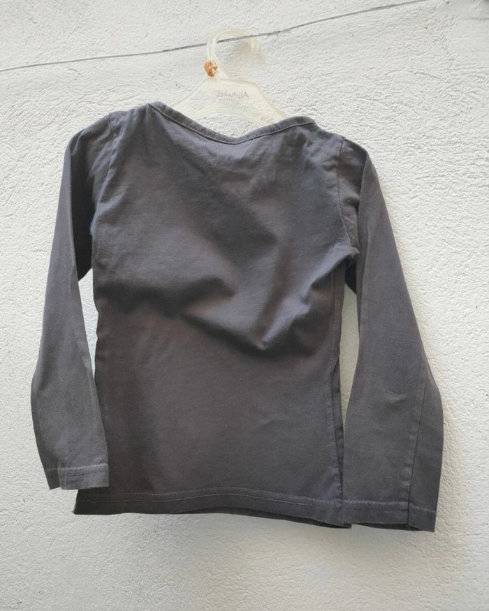 Tee-shirt manches longues gris à motifs noirs fille 5 ans - photo numéro 2