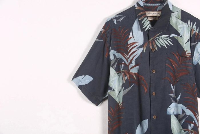 Superbe chemisette Tommy Bahamas en soie motif feuillages et fleurs des îles (#240208) - photo numéro 4