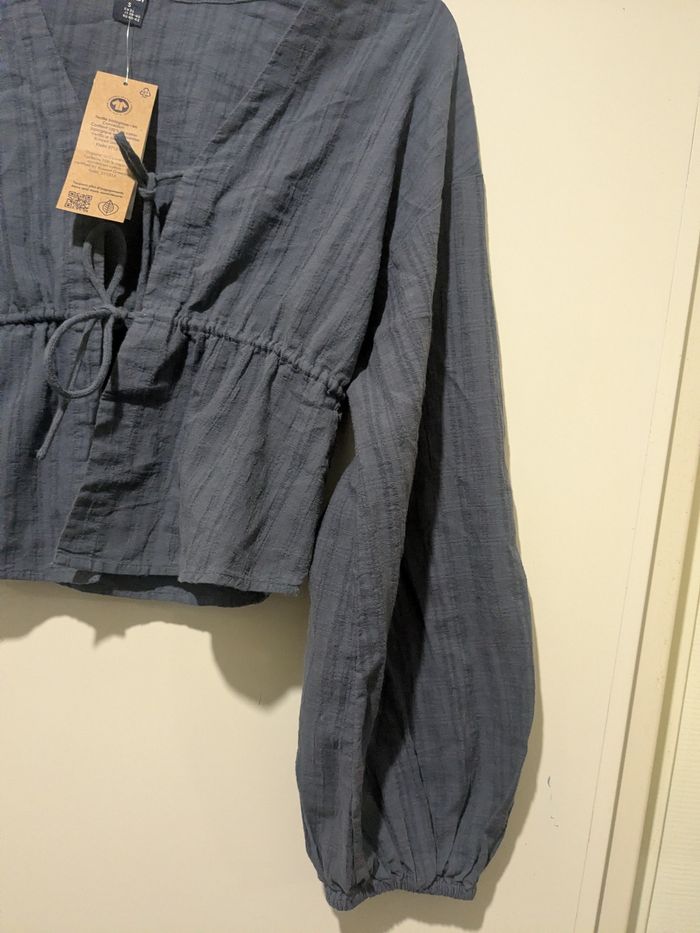 Jolie blouse Kiabi gris/bleu. Taille 36 - photo numéro 2