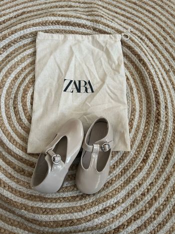 Chaussures bébé Zara – beige verni Pointure 23