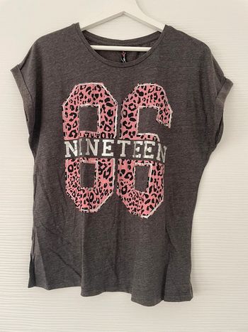 Haut t-shirt gris foncé à écritures numéro motifs léopard rose à manches courtes col rond