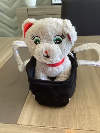Peluche chien dans son sac 20 cm hauteur et 23 cm longueur