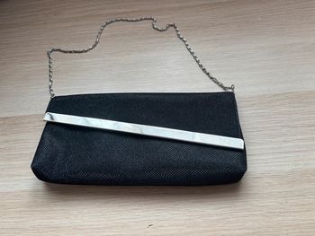 Pochette noire brillante avec anse