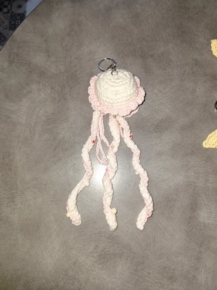 porte clé méduse au crochet avec perles - photo numéro 3