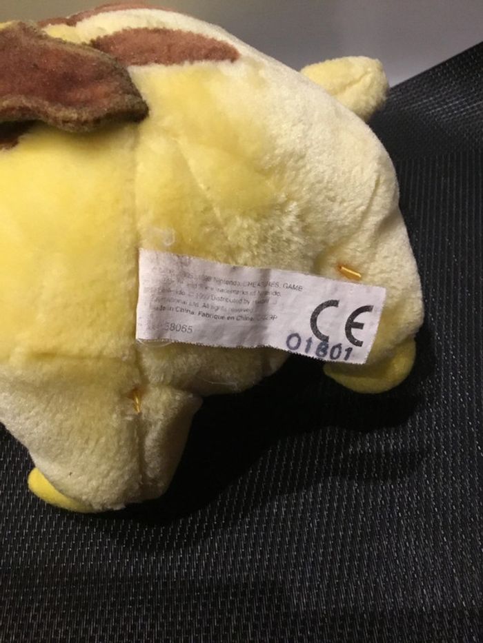 Pokémon Peluche Pikachu 18cm environ vintage Hasbro Nintendo officielle - photo numéro 6