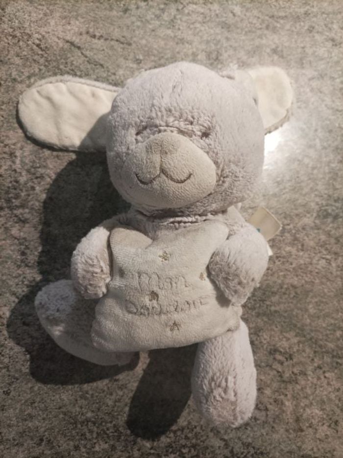 Peluche lapin qui fait de la musique tex