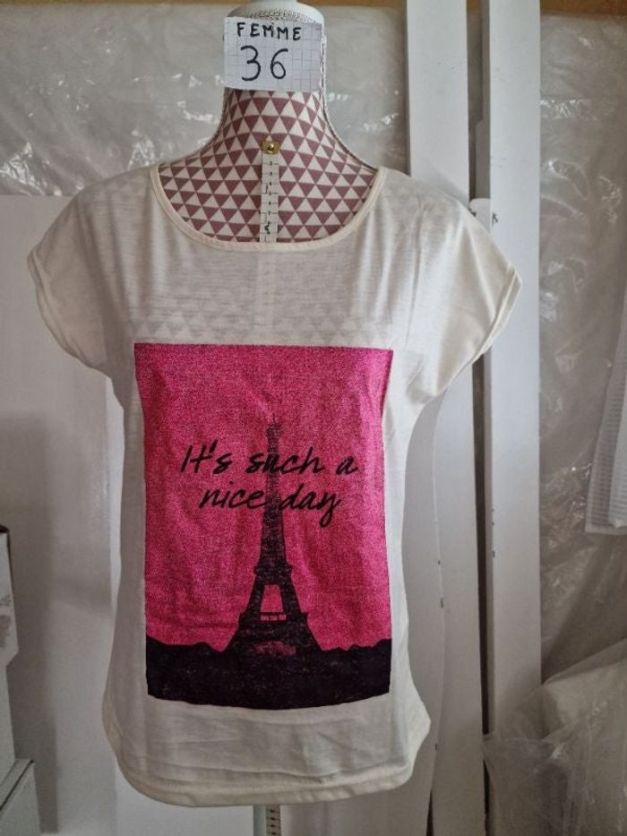Tee-shirt, beige, avec impression rose  pailleté ,neuf juste été laver,en polyester, longueur 61cm,
