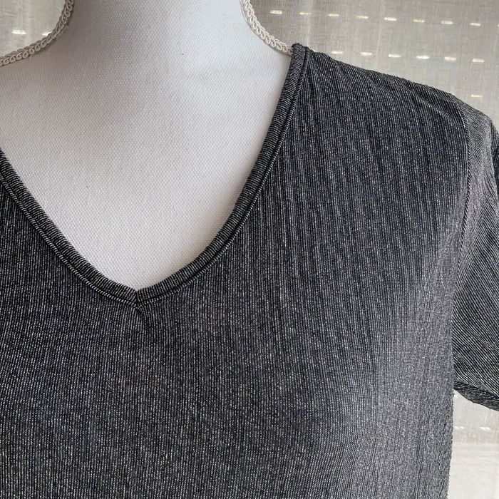 T-shirt gris fonce métallisé un peu transparent - photo numéro 2