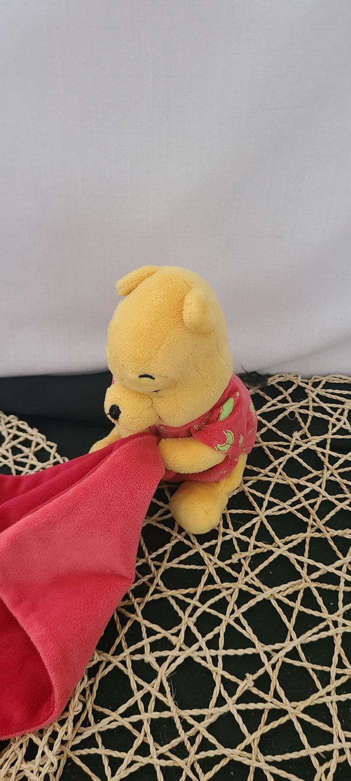 Disney doudou Winnie Pooh rouge jaune abeille lune étoile mouchoir luminescent - photo numéro 5