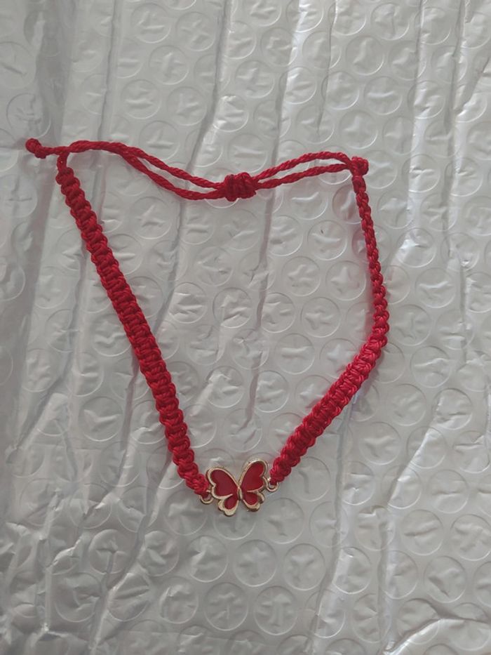 Bracelet tressé rouge avec papillon