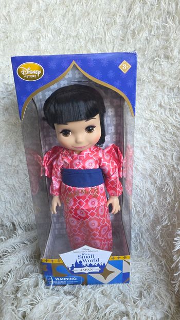 Poupée disney animator it's a small world Japon disney store - disneyland paris (prévoir chargement de pile)