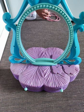 Petite coiffeuse fille