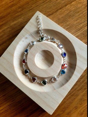 Bracelet cœurs multicolores en strass – chaîne fine argentée réglable – bijou fantaisie femme chic