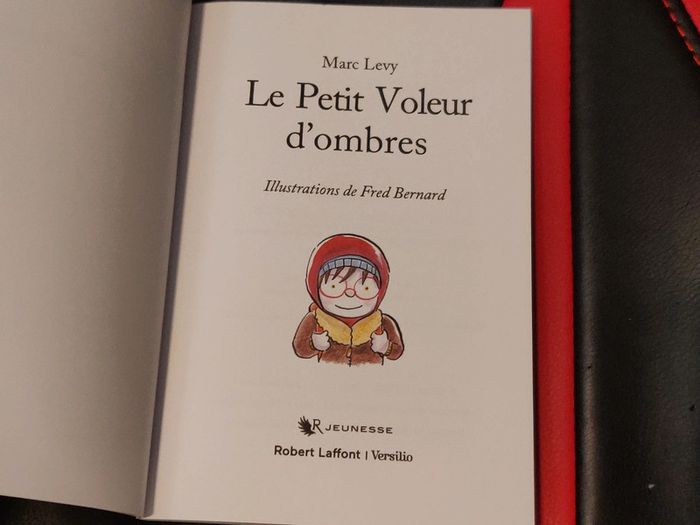 Livre Marc Lévy Le petit voleur d'ombres - photo numéro 3
