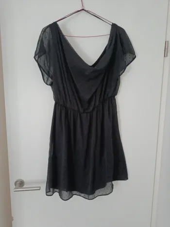 Petite robe noir Naf Naf 38 tissu plumetis col V