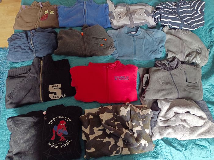 Lot de 14 gilet sans capuche et veste à capuche 8 ans