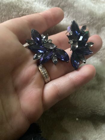 Boucles d’oreilles NEUVES pour femme forme pétales de fleurs couleur bleu foncé