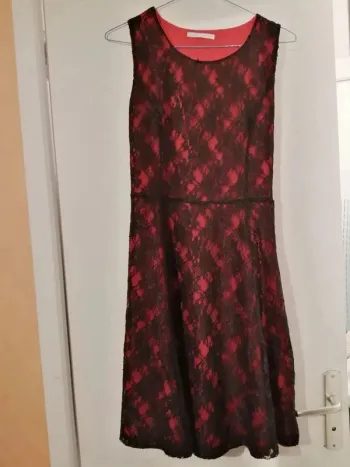 Robe dentelle noire avec dessous rouge S
